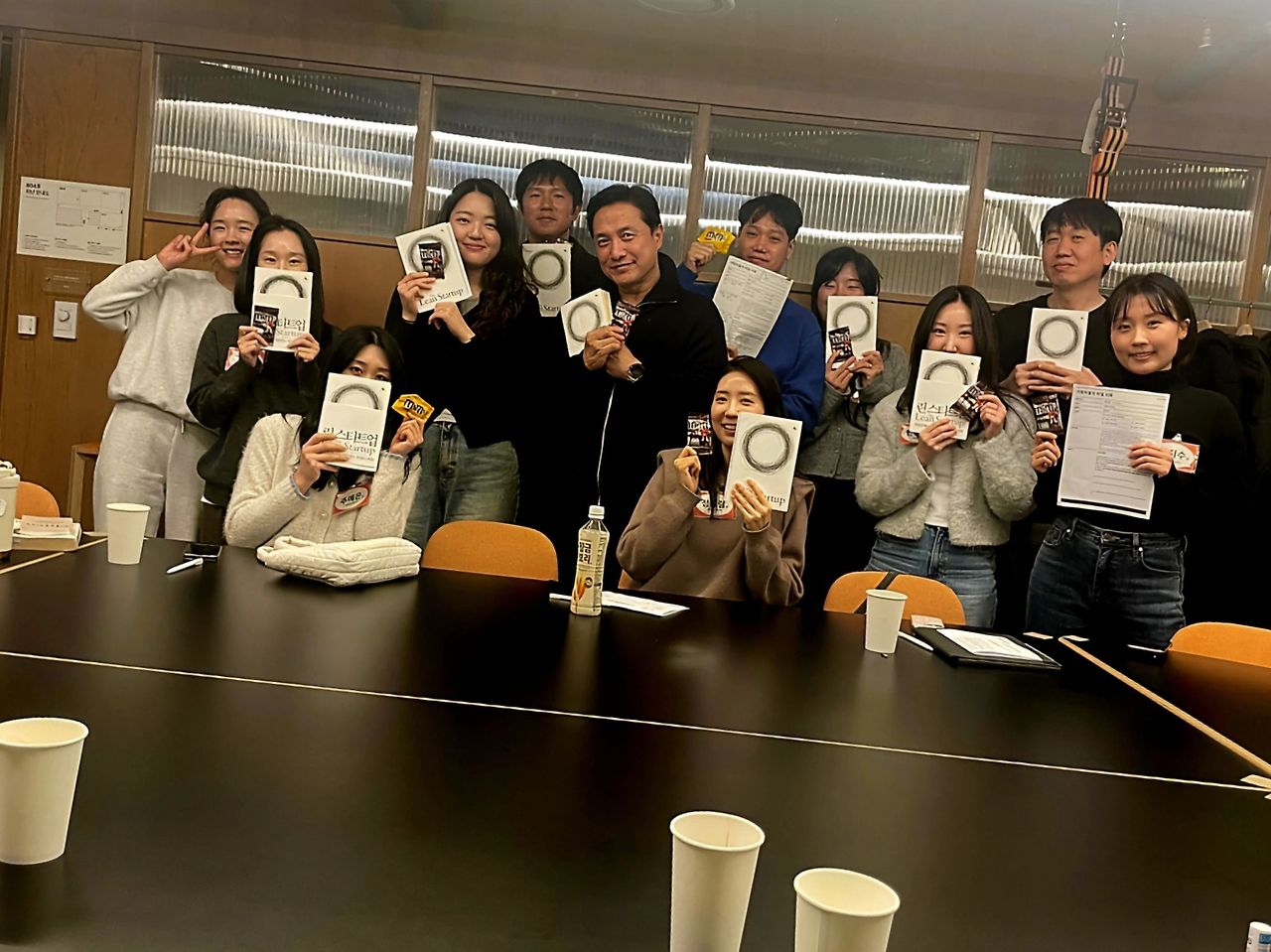 트레바리 독서모임 참가자들이 린 스타트업 책을 들고 단체로 찍은 기념사진